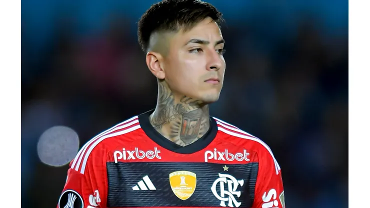 Pulgar teve o retrovisor de seu veículo quebrado por torcedores do Flamengo na entrada de festa de Gabigol
