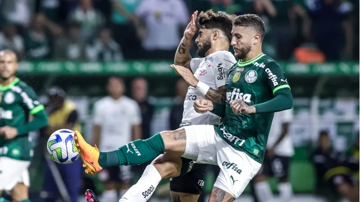 SP - SAO PAULO - 29/04/2023 - BRASILEIRO A 2023, PALMEIRAS X CORINTHIANS - Ze Rafael jogador do Palmeiras disputa lance com Yuri Alberto jogador do Corinthians durante partida no estadio Arena Allianz Parque pelo campeonato BRASILEIRO A 2023. Foto: Marcello Zambrana/AGIF
