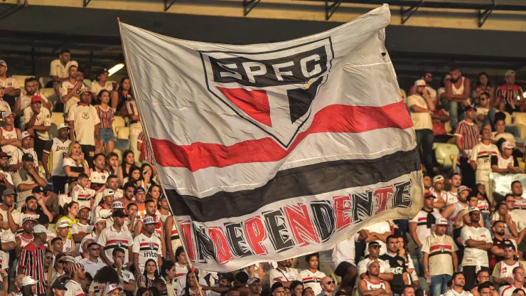 RJ - Rio de Janeiro - 05/11/2022 - BRASILEIRO A 2022, FLUMINENSE X SAO PAULO - Torcida do Sao Paulo durante partida contra Fluminense no estadio Maracana pelo campeonato Brasileiro A 2022. Foto: Thiago Ribeiro/AGIF
