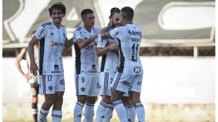 Foto: Pedro Souza/Atlético - Vargas (último à direita) se envolveu em nova polêmica com torcida do Atlético-MG
