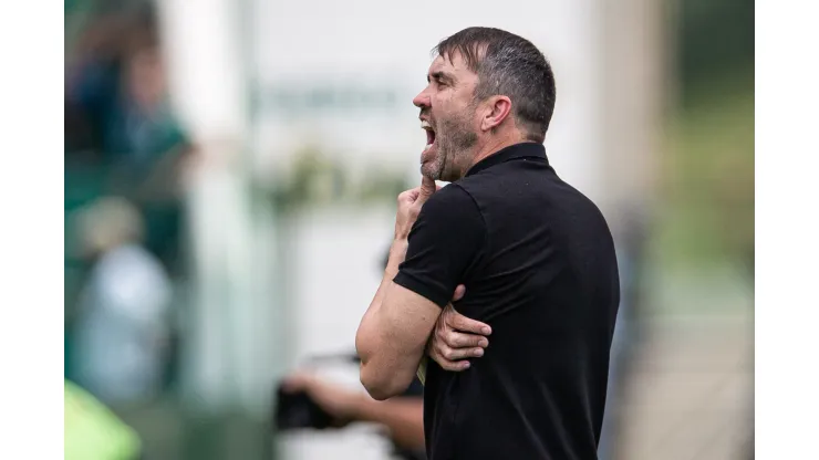 GO - GOIANIA - 02/09/2023 - BRASILEIRO A 2023, GOIAS X INTERNACIONAL - Eduardo Coudet  tecnico do Internacional durante partida contra o Goias no estadio 19 de Outubro pelo campeonato Brasileiro A 2023. Foto: Isabela Azine/AGIF
