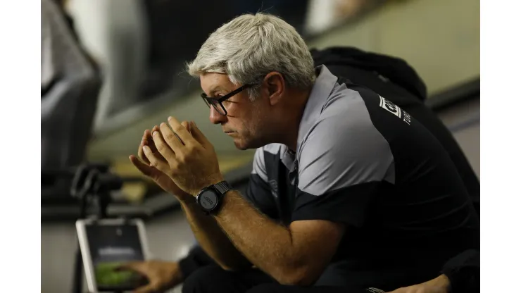 Odair Hellmann é procurado por GIGANTE do Brasil e futuro chega ao Santos - Foto: Ricardo Moreira/Getty Images
