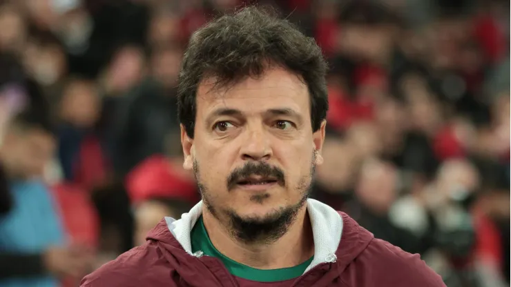 Foto: Robson Mafra/AGIF - Fernando Diniz tecnico do Fluminense durante partida contra o Athletico-PR no estadio Arena da Baixada pelo campeonato Brasileiro A 2023. 
