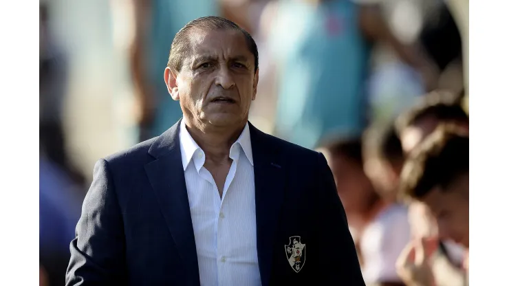 FORA DOS PLANOS! Ramon Diaz reprovou e atleta não vestirá a camisa do Vasco - Foto: Alexandre Loureiro/Getty Images
