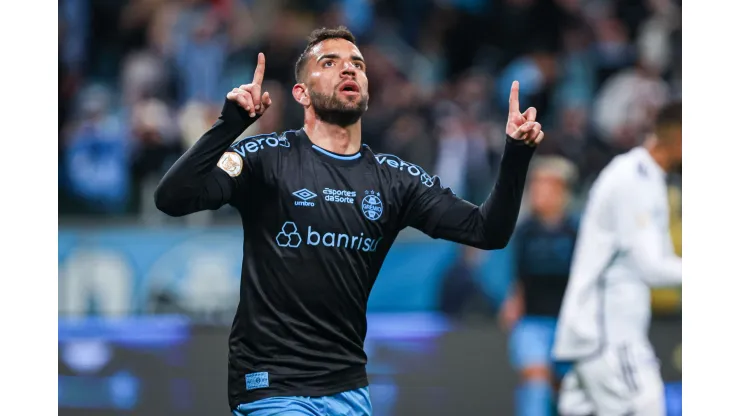 CRAQUE! Atitude inusitada de Pepê chama atenção e vira EXEMPLO no Grêmio- Foto: Maxi Franzoi/AGIF
