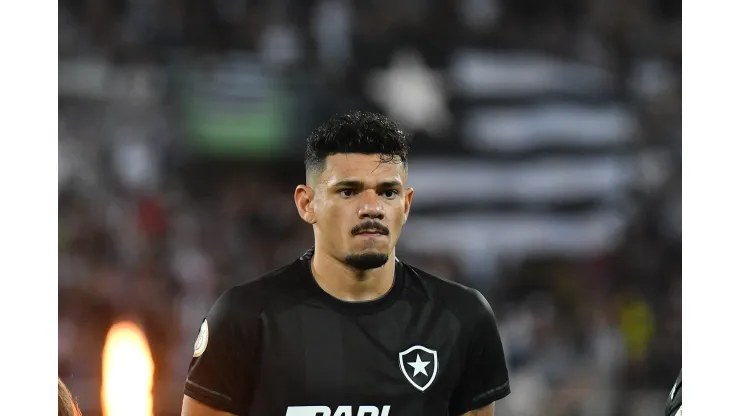 RJ - RIO DE JANEIRO - 15/07/2023 - BRASILEIRO A 2023, BOTAFOGO X BRAGANTINO - Tiquinho Soares jogador do Botafogo durante partida contra o Bragantino no estadio Engenhao pelo campeonato Brasileiro A 2023. Foto: Thiago Ribeiro/AGIF
