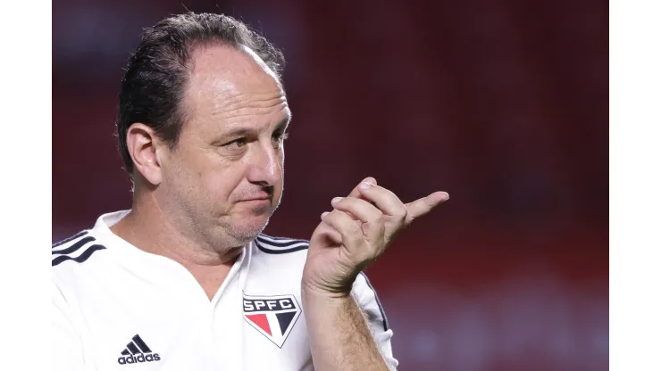 Rogério Ceni chegou em Salvador no fim de semana, mas não deixou o São Paulo 'de lado' em desembarque
