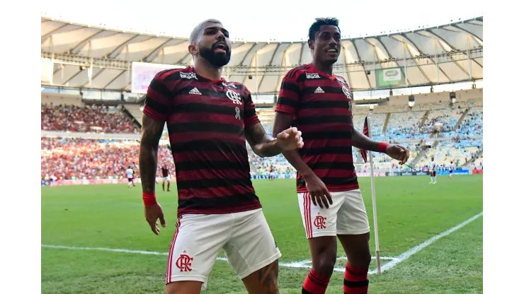 RJ - Rio de Janeiro - 24/03/2019 - Carioca 2019, Flamengo x Fluminense -Gabigol jogador do Flamengo comemora seu gol com o jogador Bruno Henrique durante partida contra o Fluminense no estadio Maracana pelo campeonato Carioca 2019. Foto: Thiago Ribeiro/AGIF
