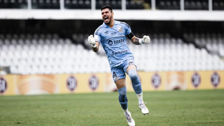 SP - SANTOS - 09/07/2023 - BRASILEIRO A 2023, SANTOS X GOIAS - Joao Paulo jogador do Santos comemora gol durante partida contra o Goias no estadio Vila Belmiro pelo campeonato Brasileiro A 2023. Foto: Abner Dourado/AGIF
