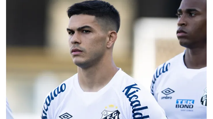 Rodrigo Fernández 'pisou na bola' em post nas redes sociais após derrota do Santos em casa para o Cruzeiro
