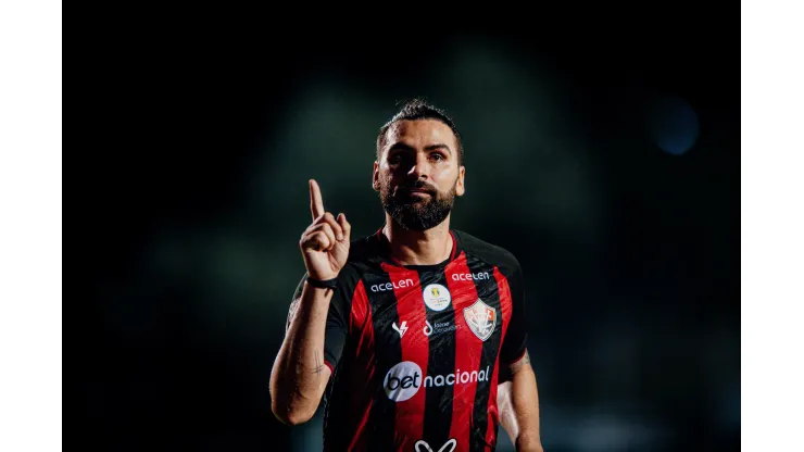 Foto: Jhony Pinho/AGIF- Léo Gamalho celebra a rápida recuperação do Vitória
