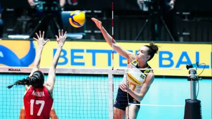 Capitã, Gabi atacando contra a Bulgária. Foto: FIVB
