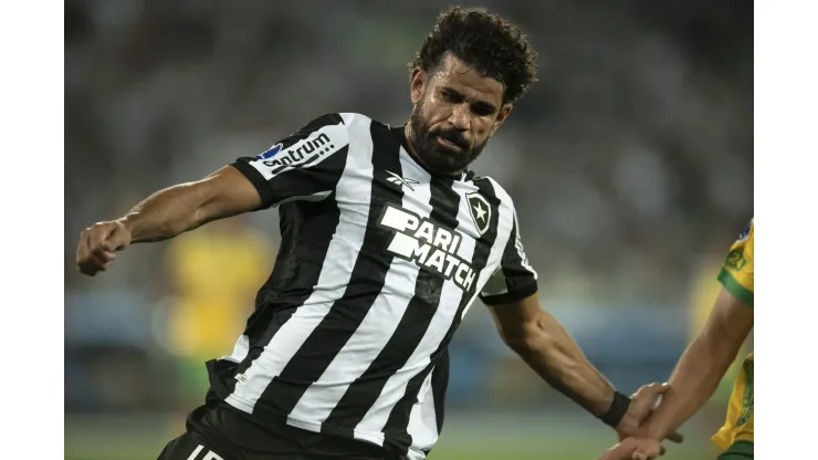 RJ - RIO DE JANEIRO - 23/08/2023 - COPA SUL-AMERICANA 2023, BOTAFOGO X DEFENSA Y JUSTICIA - Diego Costa jogador do Botafogo durante partida contra o Defensa y Justicia no estadio Engenhao pelo campeonato Copa Sul-Americana 2023. Foto: Jorge Rodrigues/AGIF
