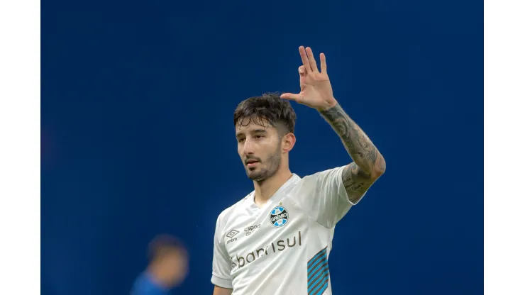 MG - BELO HORIZONTE - 31/05/2023 - COPA DO BRASIL 2023, CRUZEIRO X GREMIO - Villasanti jogador do Gremio comemora seu gol durante partida contra o Cruzeiro no estadio Mineirao pelo campeonato Copa do Brasil 2023. Foto: Alessandra Torres/AGIF
