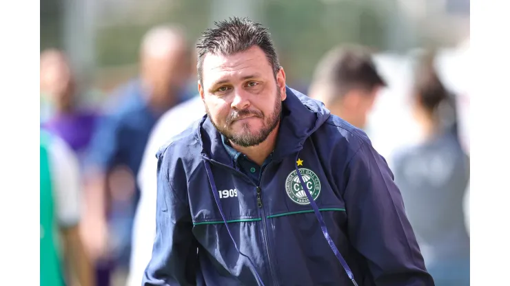 MG - BELO HORIZONTE - 16/07/2023 - BRASILEIRO A 2023, CRUZEIRO X CORITIBA - Thiago Kosloski tecnico do Coritiba durante partida contra o Cruzeiro no estadio Independencia pelo campeonato Brasileiro A 2023. Foto: Gilson Lobo/AGIF
