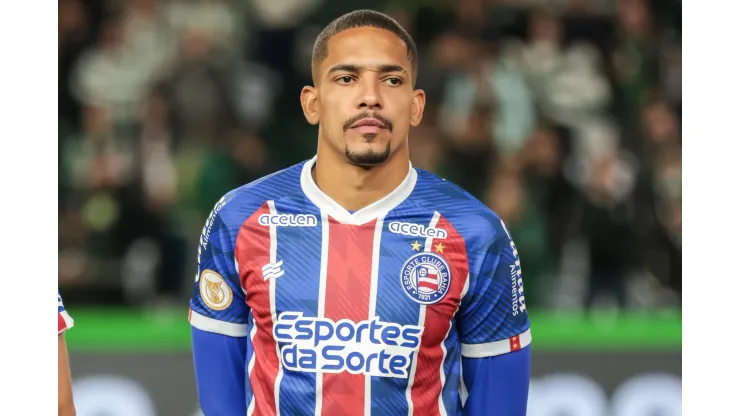 PR - CURITIBA - 14/09/2023 - BRASILEIRO A 2023, CORITIBA X BAHIA - Gilberto jogador do Bahia durante execucao do hino nacional antes da partida contra o Coritiba no estadio Couto Pereira pelo campeonato Brasileiro A 2023. Foto: Robson Mafra/AGIF
