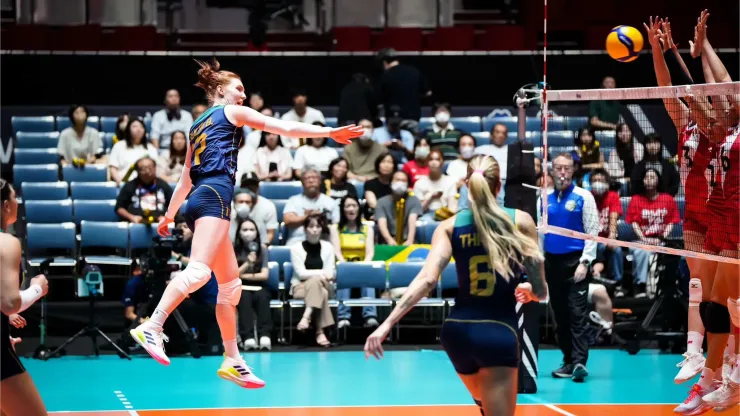 Julia Bergmann atacando contra as peruanas. Foto: FIVB
