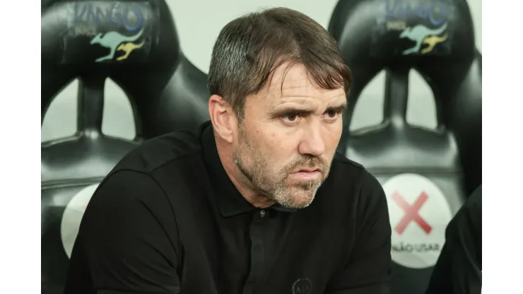 PR - CURITIBA - 21/09/2023 - BRASILEIRO A 2023, ATHLETICO-PR X INTERNACIONAL - Eduardo Coudet tecnico do Internacional durante partida contra o Athletico-PR no estadio Arena da Baixada pelo campeonato Brasileiro A 2023. Foto: Robson Mafra/AGIF
