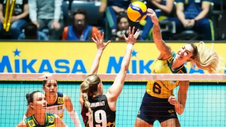 Thaisa atacando diante das belgas. Foto: FIVB
