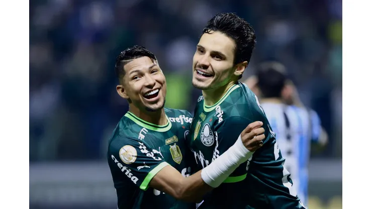 SP - SAO PAULO - 10/05/2023 - BRASILEIRO A 2023, PALMEIRAS X GREMIO - Raphael Veiga jogador do Palmeiras comemora seu gol com Rony jogador da sua equipe durante partida contra o Gremio no estadio Arena Allianz Parque pelo campeonato BRASILEIRO A 2023. Foto: Marcello Zambrana/AGIF
