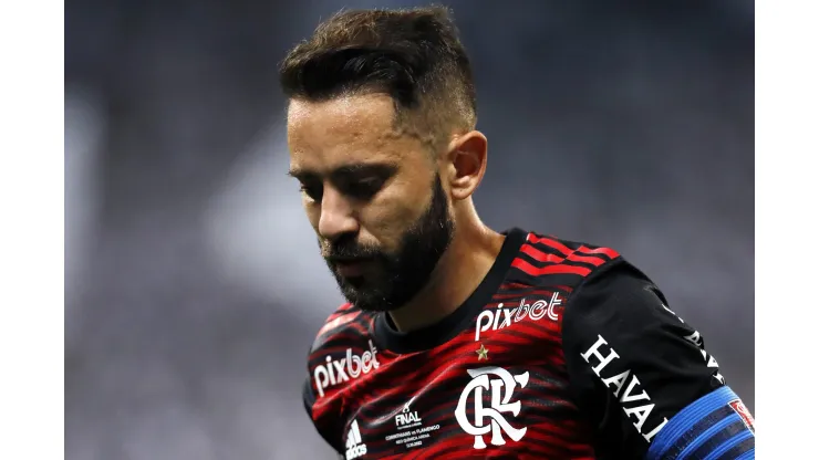 ÍDOLO TRISTE! Ele não gostou nada disso: Atitude da diretoria do Flamengo magoa Everton Ribeiro - Foto: Ricardo Moreira/Getty Images
