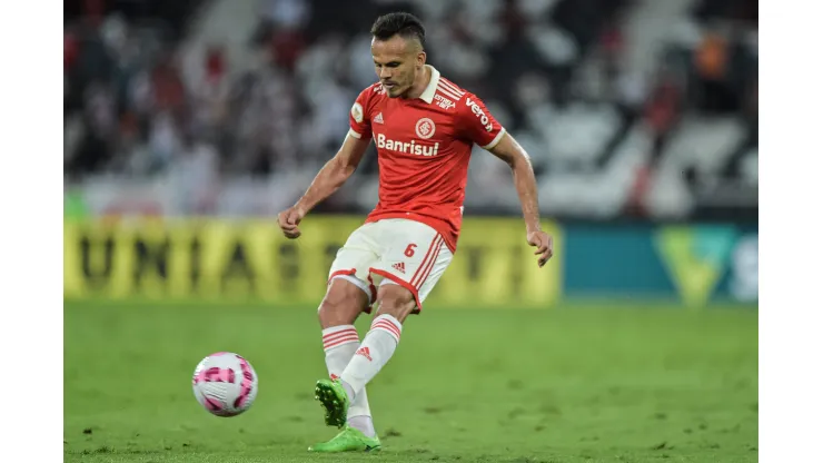 RJ - Rio de Janeiro - 16/10/2022 - BRASILEIRO A 2022, BOTAFOGO X INTERNACIONAL - Rene jogador do Internacional durante partida contra o Botafogo no estadio Engenhao pelo campeonato Brasileiro A 2022. Foto: Thiago Ribeiro/AGIF
