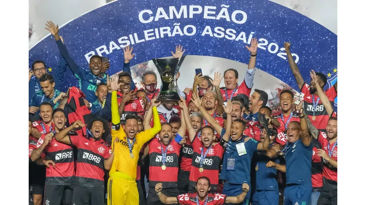 SP - Sao Paulo - 25/02/2021 - BRASILEIRO A 2020, SAO PAULO X FLAMENGO - Jogadores do Flamengo comemoram titulo de campeao durante cerimonia de premiacao apos vitoria contra o Sao Paulo em partida no estadio Morumbi pela decisao do campeonato Brasileiro A 2020. Foto: Marcello Zambrana/AGIF
