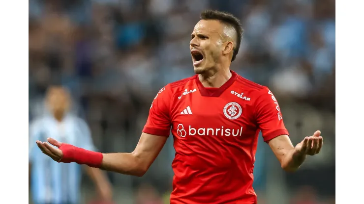 RS - Porto Alegre - 05/03/2023 - GAUCHO 2023, GREMIO X INTERNACIONAL - Rene jogador do Internacional reclama com a arbitragem durante partida contra o Gremio no estadio Arena do Gremio pelo campeonato Gaucho 2023. Foto: Pedro H. Tesch/AGIF
