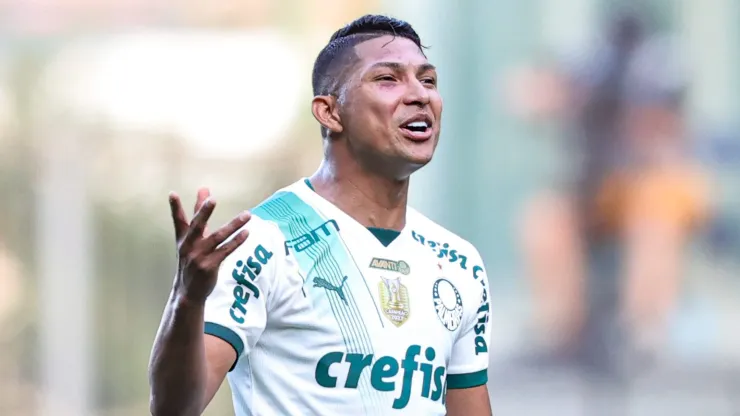 Foto: Gilson Lobo/AGIF - Rony jogador do Palmeiras comemora seu gol durante partida contra o America-MG no estadio Independencia pelo campeonato Brasileiro A 2023. 
