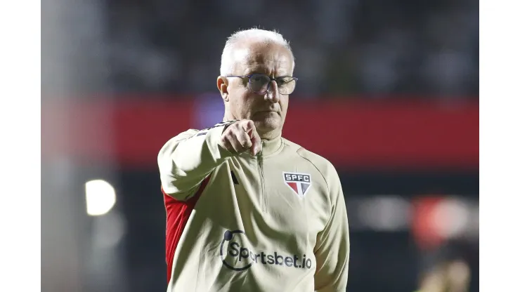 Ele teve treta com o técnico e ESTÁ FORA: Dorival Júnior aprova e jogador não joga mais com a camisa do São Paulo  - Foto: Miguel Schincariol/Getty Images
