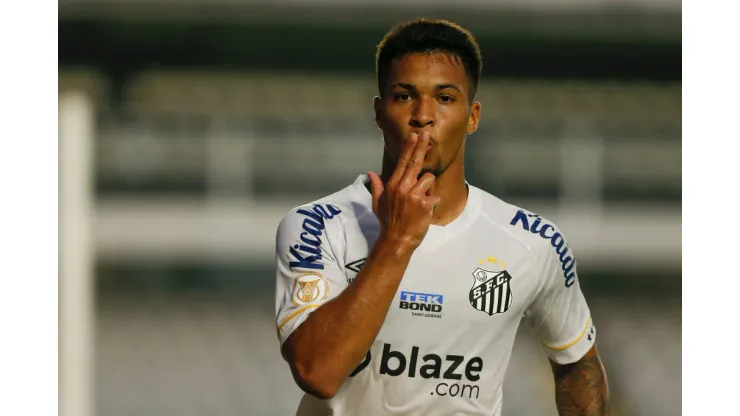 SANTOS, BRAZIL - JULY 23: Marcos Leonardo of Santos celebrates after scoring the team's second goal during the match between Santos and Botafogo as part of Brasileirao Series A 2023 at Urbano Caldeira Stadium (Vila Belmiro) on July 23, 2023 in Santos, Brazil. (Photo by Ricardo Moreira/Getty Images)
