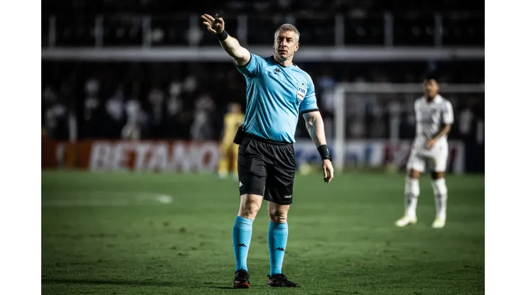 SP - Sao Paulo - 05/09/2022 - BRASILEIRO A 2022, SANTOS X GOIAS - O arbitro Anderson Daronco durante partida entre Santos e Goias no estadio Vila Belmiro pelo campeonato Brasileiro A 2022. Foto: Raul Baretta/AGIF
