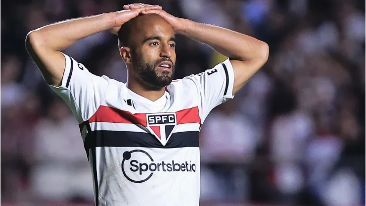 SP - SAO PAULO - 31/08/2023 - COPA SUL-AMERICANA 2023, SAO PAULO X LDU - Lucas Moura jogador do Sao Paulo lamenta durante partida contra o LDU no estadio Morumbi pelo campeonato Copa Sul-Americana 2023. Foto: Ettore Chiereguini/AGIF
