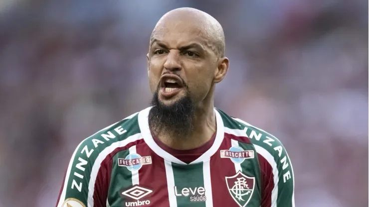 RJ - RIO DE JANEIRO - 22/04/2023 - BRASILEIRO A 2023, FLUMINENSE X ATHLETICO-PR - Felipe Melo jogador do Fluminense reclama com a arbitragem durante partida contra o Athletico-PR no estadio Maracana pelo campeonato BRASILEIRO A 2023. Foto: Jorge Rodrigues/AGIF
