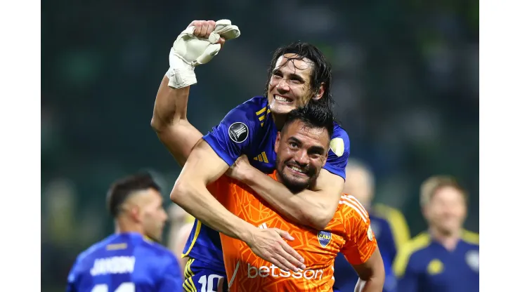 SAO PAULO, BRAZIL - OCTOBER 05: Edinson Cavani of Boca Juniors celebrates with teammate Sergio Romero after winning in the penalty shoot out and advancing to the tournament's final following the Copa CONMEBOL Libertadores 2023 semi-final second leg match between Palmeiras and Boca Juniors at Allianz Parque on October 05, 2023 in Sao Paulo, Brazil. (Photo by Alexandre Schneider/Getty Images)
