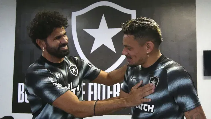 Foto/legenda de capa: Foto: Vitor Silva/Botafogo - Diego e Tiquinho são os centroavantes do Botafogo
