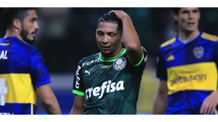 SP - SAO PAULO - 05/10/2023 - LIBERTADORES 2023, PALMEIRAS X BOCA JUNIORS - Rony jogador do Palmeiras lamenta durante partida contra o Boca Juniors no estadio Arena Allianz Parque pelo campeonato Libertadores 2023. Foto: Ettore Chiereguini/AGIF
