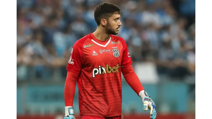 RS - Porto Alegre - 23/07/2022 - BRASILEIRO B 2022, GREMIO X PONTE PRETA - Caique Franca goleiro do Ponte Preta durante partida contra o Gremio no estadio Arena do Gremio pelo campeonato Brasileiro B 2022. Foto: Pedro H. Tesch/AGIF
