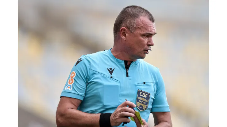 RJ - RIO DE JANEIRO - 08/10/2023 - BRASILEIRO A 2023, FLUMINENSE X BOTAFOGO - O arbitro Leandro Pedro Vuaden durante partida entre Fluminense e Botafogo no estadio Maracana pelo campeonato Brasileiro A 2023. Foto: Thiago Ribeiro/AGIF
