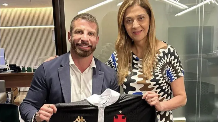 Foto: Reprodução WEB - Pedrinho visitou Leila Pereira no Palmeiras, e eles tiraram foto com a camisa 10 do Vasco, escrito "Leila" 
