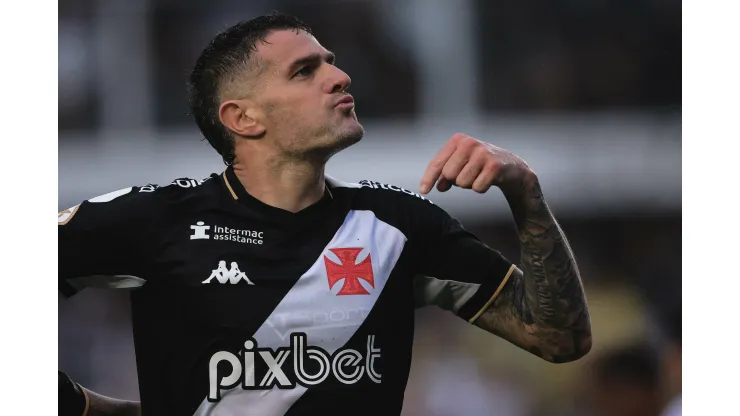 SP - SANTOS - 01/10/2023 - BRASILEIRO A 2023, SANTOS X VASCO - Vegetti jogador do Vasco comemora seu gol durante partida contra o Santos no estadio Vila Belmiro pelo campeonato Brasileiro A 2023. Foto: Ettore Chiereguini/AGIF
