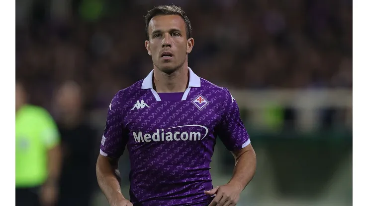 Arthur atualmente defende a Fiorentina, mas recebeu proposta do Fluminense
