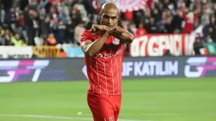 Zagueiro jogando pelo clube turco. Foto: Divulgação/Antalyaspor
