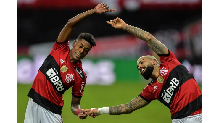 RJ - Rio de Janeiro - 29/07/2021 - COPA DO BRASIL 2021, FLAMENGO X ABC - Gabriel Barbosa jogador do Flamengo comemora seu gol com Bruno Henrique jogador da sua equipe durante partida contra o ABC no estadio Maracana pelo campeonato Copa do Brasil 2021. Foto: Thiago Ribeiro/AGIF
