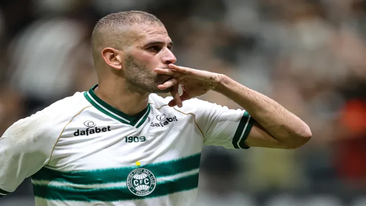 Slimani com a camisa do Coritiba - Foto: Gilson Lobo/AGIF
