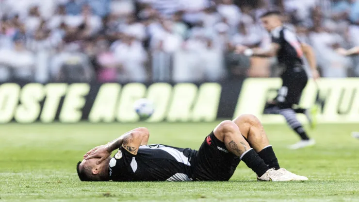 Jogador do Vasco se lamenta no gramado - Foto: Abner Dourado/AGIF
