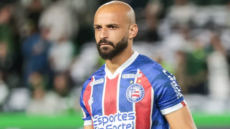 PR - CURITIBA - 14/09/2023 - BRASILEIRO A 2023, CORITIBA X BAHIA - Thaciano jogador do Bahia durante execucao do hino nacional antes da partida contra o Coritiba no estadio Couto Pereira pelo campeonato Brasileiro A 2023. Foto: Robson Mafra/AGIF
