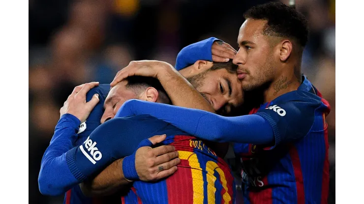 BARCELONA, SPAIN - DECEMBER 18:  Luis Suarez (C) of FC Barcelona celebrates with his team mates Lionel Messi (L) and Neymar Jr.after scoring his team's second goal during the La Liga match between FC Barcelona and RCD Espanyol at the Camp Nou stadium on December 18, 2016 in Barcelona, Spain.  (Photo by David Ramos/Getty Images)
