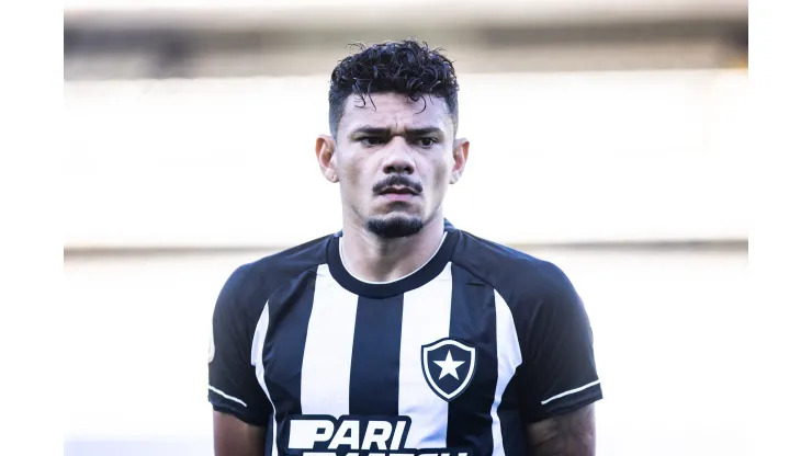 SP - SANTOS - 23/07/2023 - BRASILEIRO A 2023, SANTOS X BOTAFOGO - Tiquinho Soares jogador do Botafogo durante partida contra o Santos no estadio Vila Belmiro pelo campeonato Brasileiro A 2023. Foto: Abner Dourado/AGIF
