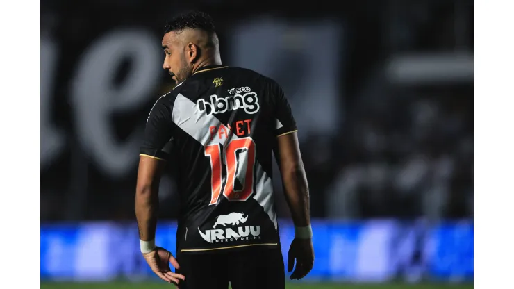 SP - SANTOS - 01/10/2023 - BRASILEIRO A 2023, SANTOS X VASCO - Payet jogador do Vasco durante partida contra o Santos no estadio Vila Belmiro pelo campeonato Brasileiro A 2023. Foto: Ettore Chiereguini/AGIF
